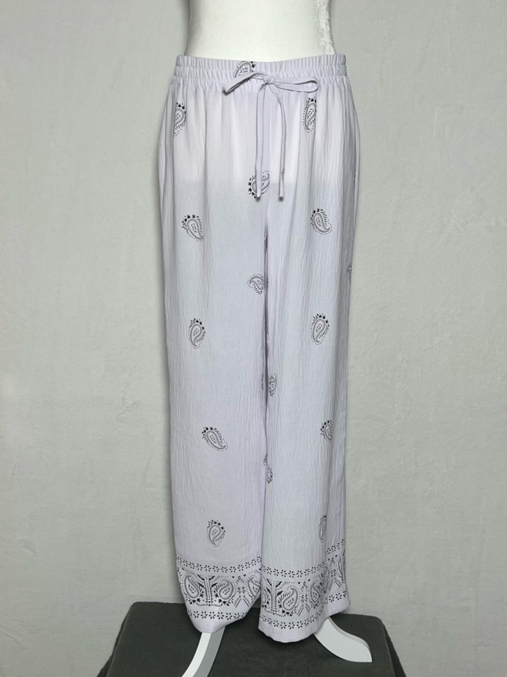 NEW YORK CLOTHING COMPANY White with Black Paisley Print Lounge Pants size PM MP